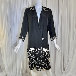 Abrigo de noche vintage de los años 20, gabardina estilo flapper antigua bordada en negro intenso.