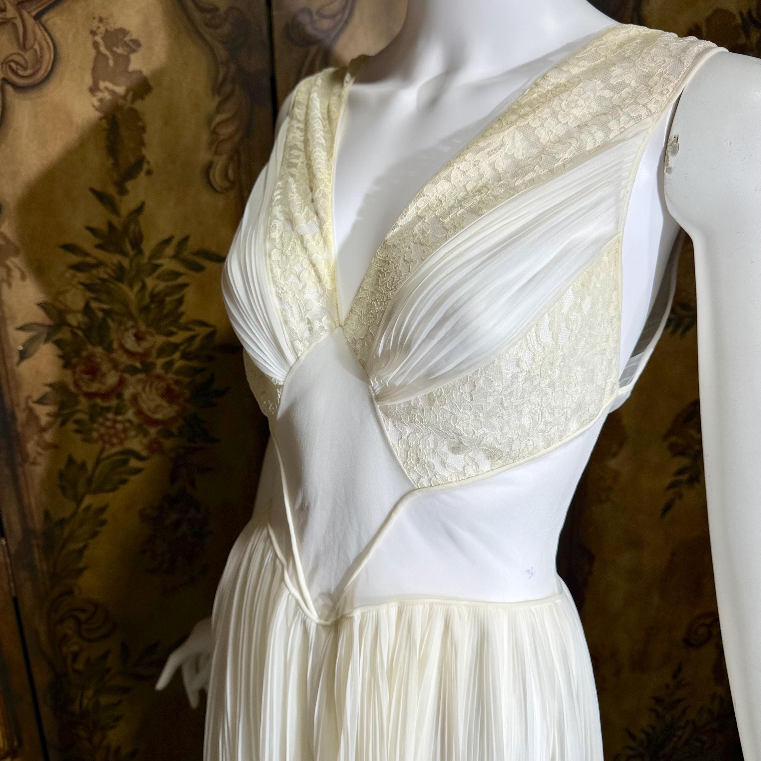 pinup white dress 1940s Doris Dodson Lace Textured Cotton Bridal Day  Canned Ham Vintage 2 cup sizes for best fit Pinup Fashion Women's White Sleeveless