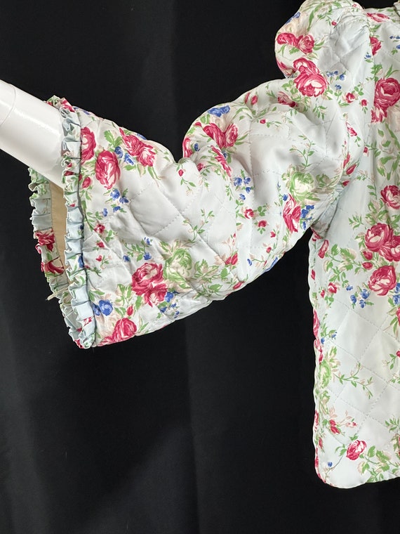 vintage 1930s bed jacket, blue rose print quilted… - image 4