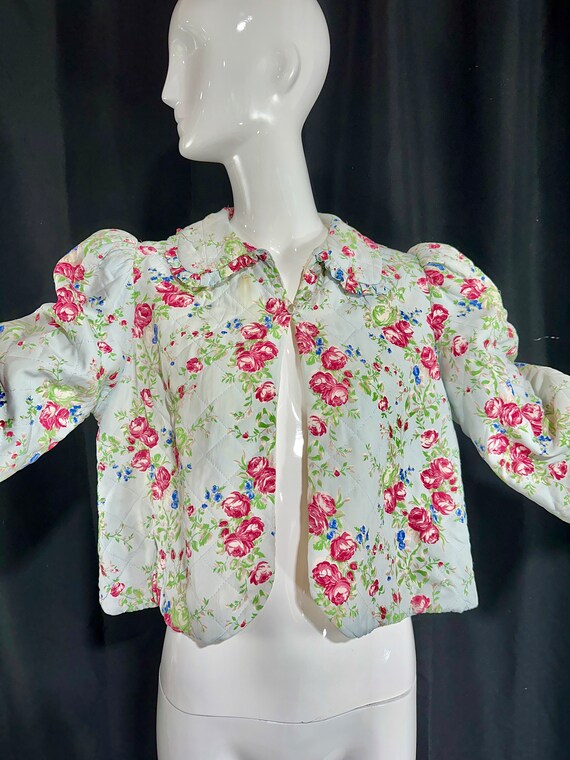 vintage 1930s bed jacket, blue rose print quilted… - image 5