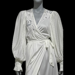 Vintage Dressing Gown Robe, 1980s Slinky and Shiny White Jersey Polyamide  Wrap Front Housecoat, Glam Loungewear, Large - Etsy