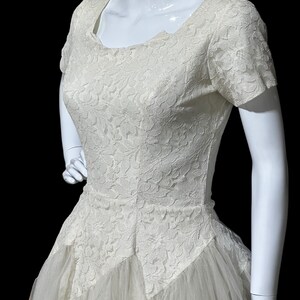 Gorgeous White Tulle O-Neck Sleeveless Decal Luxury Pearl Embroidery Button A-line Floor-Length Bridal Ball Dress