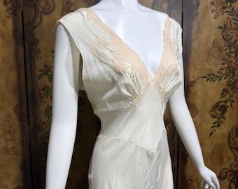 Camisola vintage dos anos 1930, modelo slip, KRISTINA, em seda pura, feita à mão, branca, com corte enviesado.