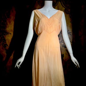 Vintage zijden jurk uit de jaren 30 in perzikkleur, MARSHALL FIELD & CO lingeriejurk met schuine snit, maat Large