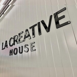 Individuelles Business Logo Schild – Acryl oder Holz Wandschild für Büro, Salon oder Eingangshalle – Große Bürobeschilderung mit einfacher Installation