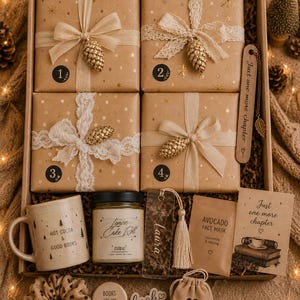 Könnte beinhalten: Eine Geschenkbox mit vier nummerierten Päckchen, die jeweils mit einem goldenen Tannenzapfen verziert sind. Enthält einen Becher mit der Aufschrift Hot Cocoa & Good Books, eine Kerze, ein Lesezeichen, eine Gesichtsmaske, eine Karte und Accessoires.