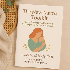 Może przedstawiać: Beżowa książka z tytułem "The New Mama Toolkit" w brązowym kolorze. Książka zawiera ilustrację kobiety trzymającej dziecko. Tekst pod ilustracją brzmi: "Gentle Guidance, Real Support & Encouragement for the 4th Trimester. Created with love by Madi. You've got this. And this toolkit's got you."