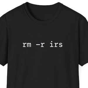 Può includere: T-shirt nera con la scritta bianca "rm -r irs". La maglietta ha girocollo e maniche corte. Il testo è centrato sul petto.