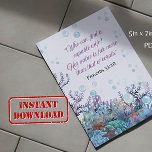 Op de afbeelding: Een 12,7 cm x 17,8 cm wenskaart met een aquarelontwerp met koraal, zeesterren en bellen. De kaart bevat de tekst "Wie kan een deugdelijke vrouw vinden? Haar waarde is veel meer dan die van koralen" uit Spreuken 31:10.