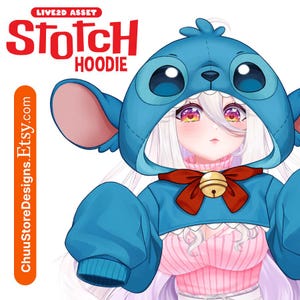 Puede incluir: Una sudadera con capucha azul con un diseño de Stitch, con orejas grandes y una cara de personaje. La imagen incluye el texto "Stotch Hoodie" y una dirección de sitio web en el lateral.