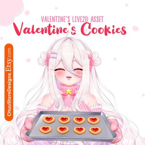 Pode incluir: Um personagem de anime de cabelo rosa com um suéter rosa e luvas brancas segura uma assadeira com biscoitos em forma de coração. Os biscoitos são vermelhos com um recheio branco. O texto "Valentine's Cookies" está no topo da imagem.