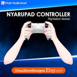 Puede incluir: Ilustración digital de un mando Nyarupad blanco, versión PlayStation, sostenido por dos manos. El mando tiene un diseño elegante con detalles en negro. El texto "NYARUPAD CONTROLLER PlayStation Version" se muestra encima. El nombre de la tienda Etsy se muestra en la parte inferior.