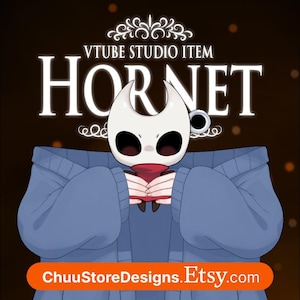 Puede incluir: Ilustración digital de Hornet, personaje de Hollow Knight, con un suéter azul y sosteniendo un objeto rojo. El texto "VTUBE STUDIO ITEM HORNET" se muestra encima del personaje, con el nombre de la tienda Etsy en la parte inferior. Fondo marrón oscuro.