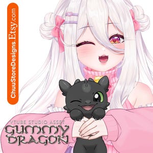 Puede incluir: Ilustración de estilo anime de un personaje con cabello blanco, acentos rosas y una expresión guiñando un ojo. El personaje sostiene un dragón negro con ojos verdes. El texto "Gummy Dragon" está en la parte inferior. El nombre de la tienda Etsy está al lado.