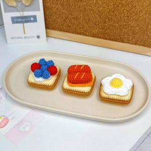 Patrón de amigurumi de tostada de desayuno a crochet, lindo pan con bayas, huevo y salchicha de peluche (PDF), juguete de comida hecho a mano para decorar o regalar.