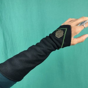 Manchons en drap de laine noir avec point de broderie kaki et estampe bronze Taille 1 image 1