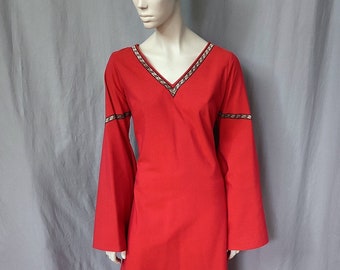 Robe artisanale de type médiéval en coton rouge-orangé, ajustable par laçage (T 36-40)