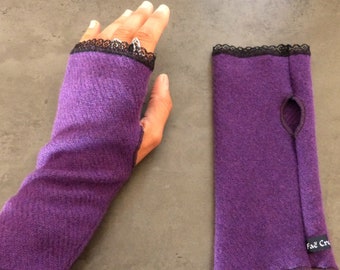 Mitaines en laine violette avec dentelle noire