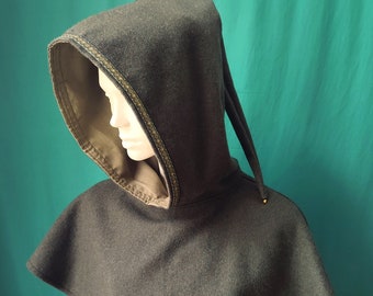 Handmade chaperone in dark green wool sheet with long hood lined, decorative stripe and small bell (unisex)