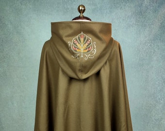 Cape courte en drap de laine olive avec capuche ronde et broderie feuille