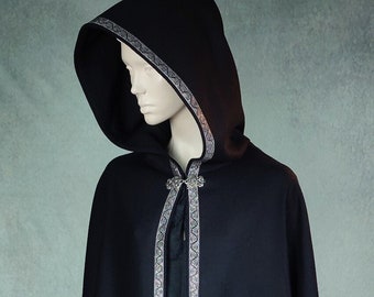 Cape longue en laine noire avec capuche ronde doublée et galon noir-argent (unisexe, modèle unique et artisanal)