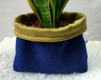 Cache-pot / panière / vide-poches en laine bleu roi avec intérieur doré et fond imperméable - artisanal & zéro déchet