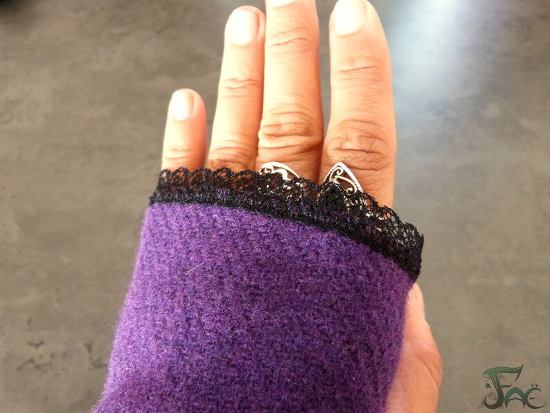Mitaines en laine violette avec dentelle noire image 4