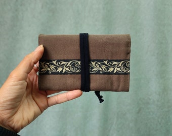 Pochette/blague à tabac marron avec galon floral noir et or