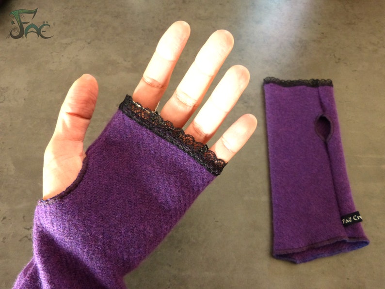 Mitaines en laine violette avec dentelle noire image 3