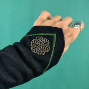 Manchons en drap de laine noir avec point de broderie kaki et estampe bronze Taille 1 image 3