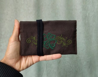 Pochette/blague à tabac marron avec broderie trèfle à quatre feuilles