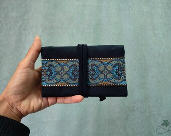 Pochette/blague à tabac noire avec galon large or et turquoise