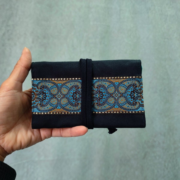 Pochette/blague à tabac noire avec galon large or et turquoise