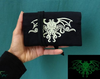 Pochette/blague à tabac noire avec Cthulhu phosphorescent brodé