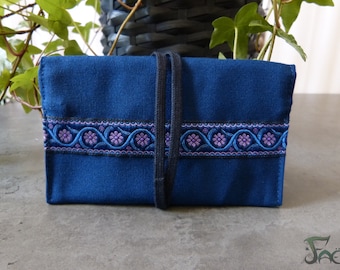 Pochette/blague à tabac bleu marine avec galon bleu & mauve