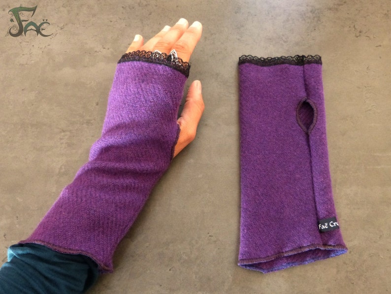 Mitaines en laine violette avec dentelle noire image 1