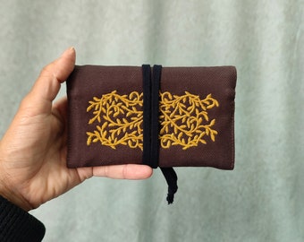 Pochette/blague à tabac marron avec broderie feuillage doré