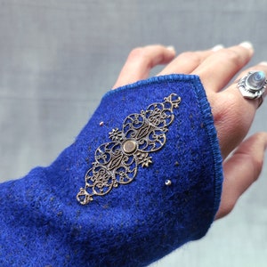 Manchons en lainage bleu roi avec estampe bronze et perles Taille 2 image 3