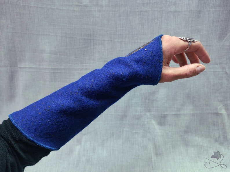Manchons en lainage bleu roi avec estampe bronze et perles Taille 2 image 5