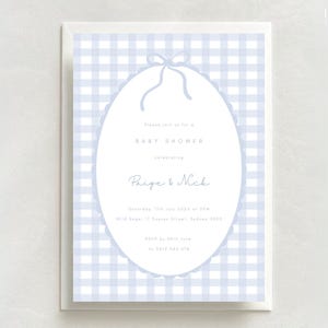 Pu&ograve; includere: Invito per baby shower con sfondo a motivo gingham azzurro chiaro. L'invito presenta una forma ovale con bordo smerlato e fiocco. Il testo recita "Please join us for a baby shower celebrating Paige & Nick".