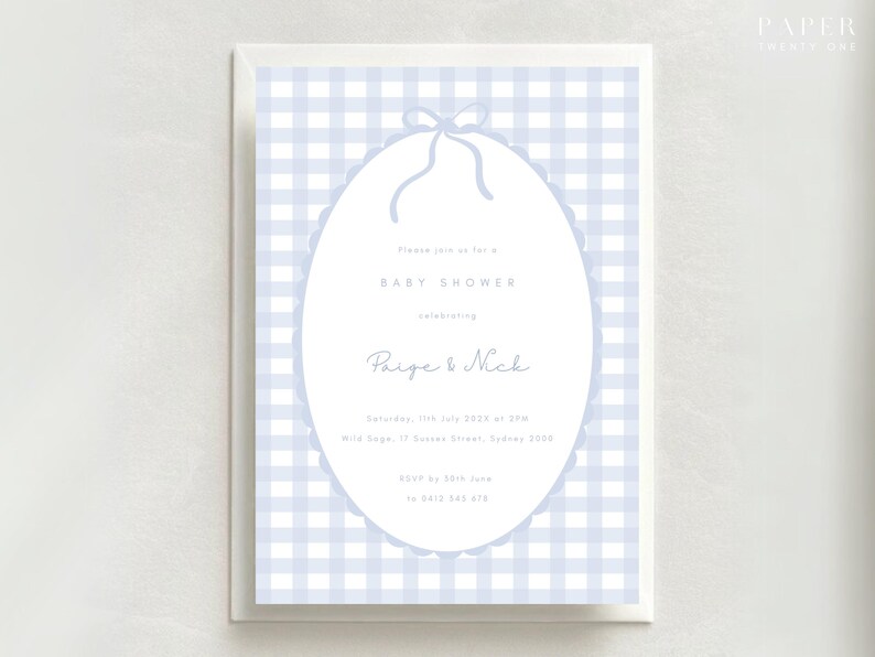Pu&ograve; includere: Invito per baby shower con sfondo a motivo gingham azzurro chiaro. L'invito presenta una forma ovale con bordo smerlato e fiocco. Il testo recita "Please join us for a baby shower celebrating Paige & Nick".