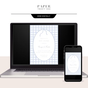 Pu&ograve; includere: Un invito per un baby shower visualizzato su un laptop e uno smartphone. L'invito presenta un design a forma di bavaglino con testo su uno sfondo a quadretti vichy azzurro. Il laptop e il telefono sono su una superficie beige chiaro.