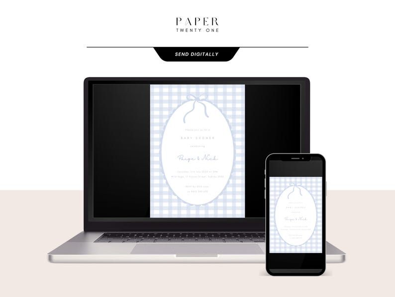 Pu&ograve; includere: Un invito per un baby shower visualizzato su un laptop e uno smartphone. L'invito presenta un design a forma di bavaglino con testo su uno sfondo a quadretti vichy azzurro. Il laptop e il telefono sono su una superficie beige chiaro.