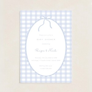 Pu&ograve; includere: Invito per baby shower con sfondo a motivo gingham azzurro chiaro. L'invito presenta una cornice ovale con un fiocco e le parole "Baby Shower" e i nomi "Paige & Nick".