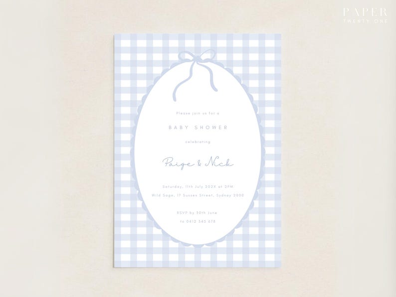 Pu&ograve; includere: Invito per baby shower con sfondo a motivo gingham azzurro chiaro. L'invito presenta una cornice ovale con un fiocco e le parole "Baby Shower" e i nomi "Paige & Nick".