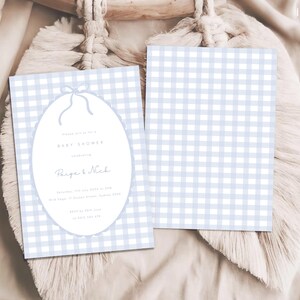 Pu&ograve; includere: Inviti per baby shower con motivo a quadretti blu e bianchi. Una carta presenta un ovale con testo, un fiocco e le parole "Baby Shower" e nomi. L'altra carta &egrave; un motivo a quadretti vuoto. Lo sfondo &egrave; di colore neutro.