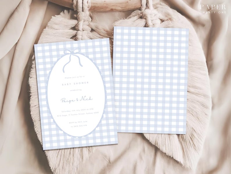 Pu&ograve; includere: Inviti per baby shower con motivo a quadretti blu e bianchi. Una carta presenta un ovale con testo, un fiocco e le parole "Baby Shower" e nomi. L'altra carta &egrave; un motivo a quadretti vuoto. Lo sfondo &egrave; di colore neutro.