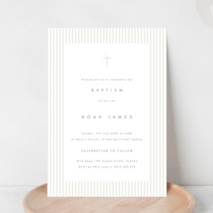 Puede incluir: Un juego de tres tazas de cerámica con un acabado mate moteado. Las tazas son de color crema, gris claro y gris oscuro. Cada taza tiene un diseño simple y minimalista y un asa redondeada.