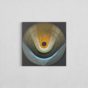 SUNSET - String Art fatta a mano - Decorazione murale moderna per spazi abitativi - Design geometrico unico su legno