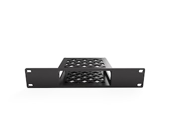 Op de afbeelding: Zwart rek met diamantpatroon op de bovenste plank. De plank heeft een rechthoekige vorm met montagegaten aan elk uiteinde. Ontworpen om apparatuur in een serverrack te plaatsen.